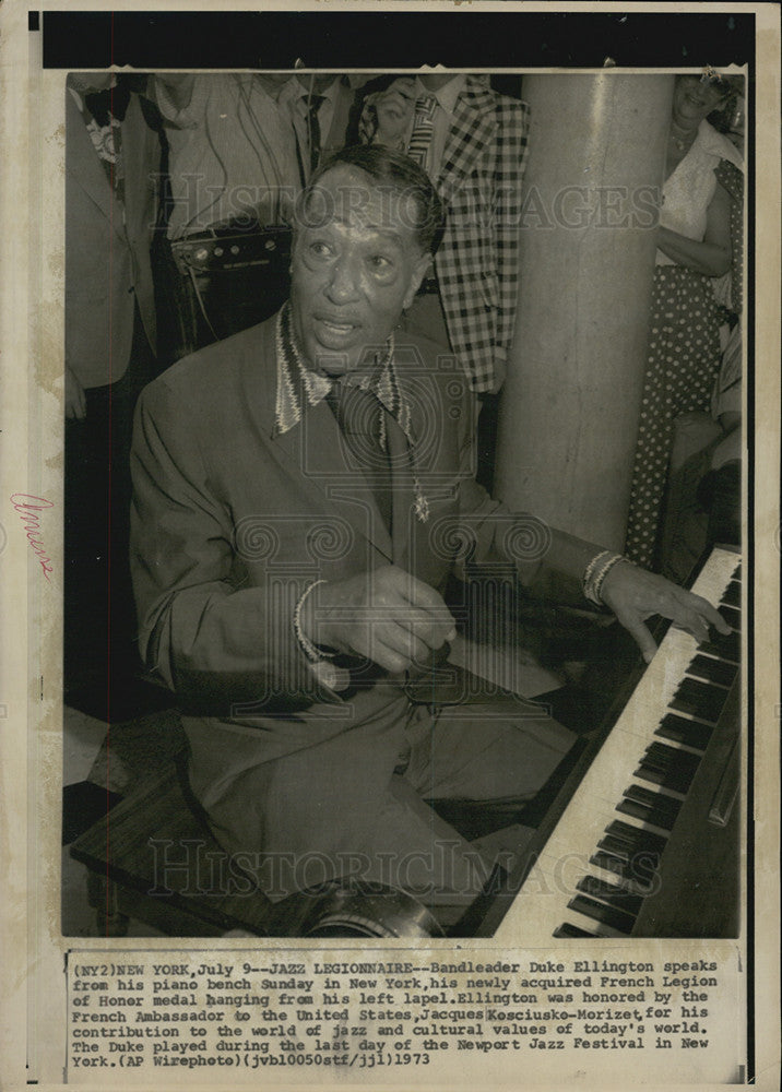 1973 Press Photo Donning New French Medal, Duke Ellington Speaks from Bench - Historic Images