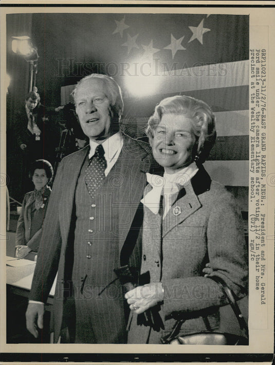 1976 Press Photo President and Mrs. Ford voting at their home precinct in Michig - Historic Images