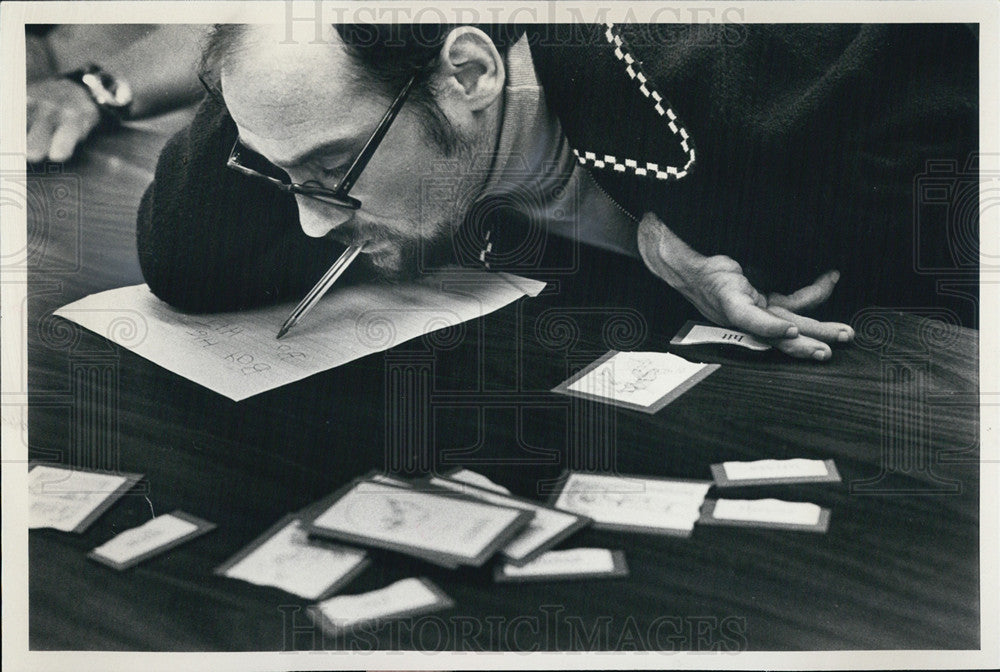 1980 Press Photo Eddie Smith practices sign language at the Chicago Services - Historic Images