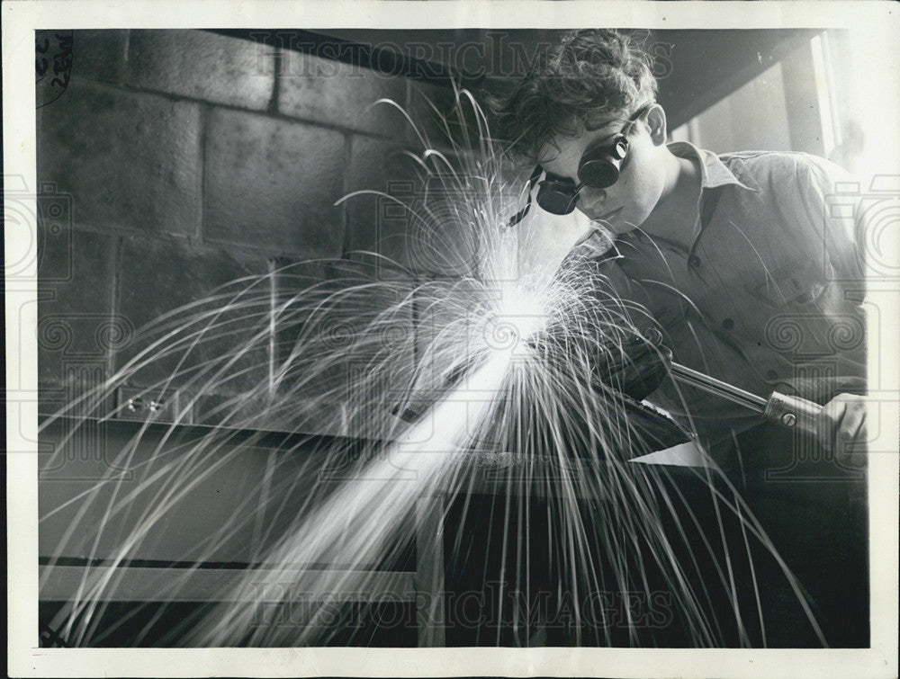 1943 Press Photo Shipfitter Jack Stout Welding Trainee School - Historic Images