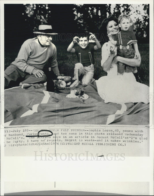 1974 Press Photo Sophia Loren & Husband Carl Ponti with Children - Historic Images