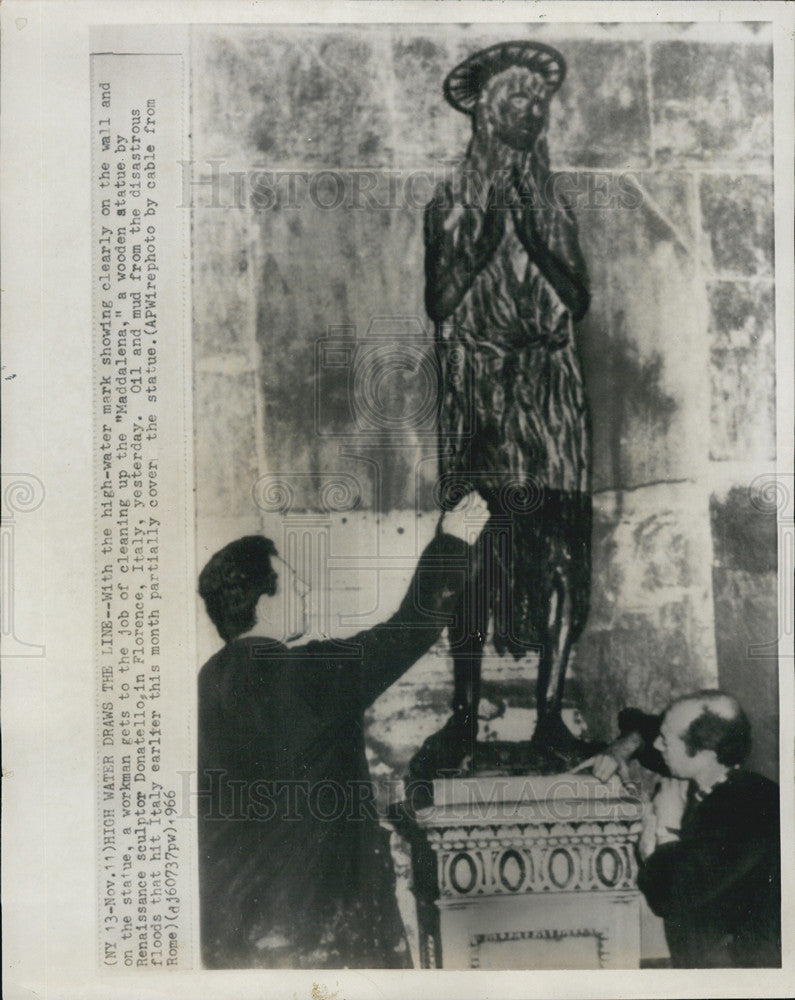 1966 Press Photo Cleaning &quot;Maddalena&quot; Wood Statue by Donatello Damaged in Flood - Historic Images