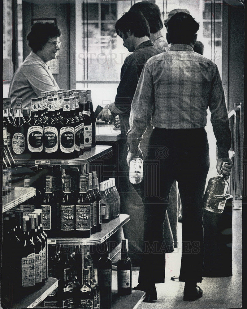 1976 Ballard Liquor Store Customers In Checkout Line - Historic Images