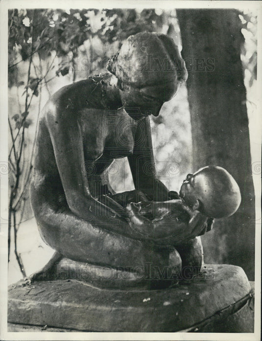 1938 Press Photo Statue Of Mother And Baby Schwandenwerder Near Berlin - Historic Images