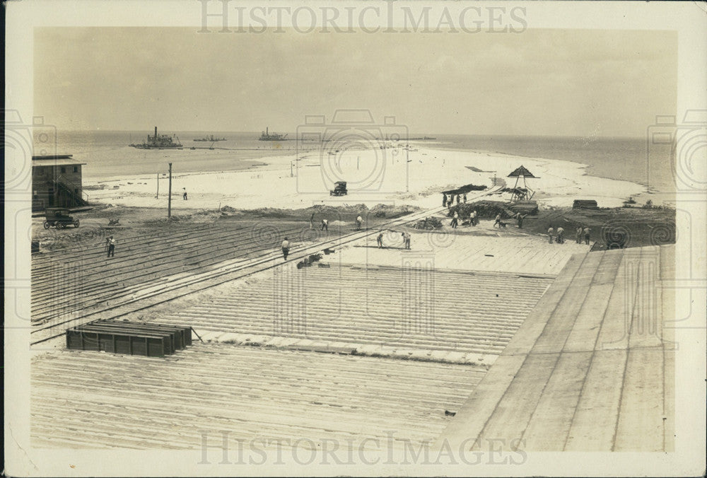1923 Concrete Yard Is Constructed At Gaudy Bridge By Workers - Historic Images