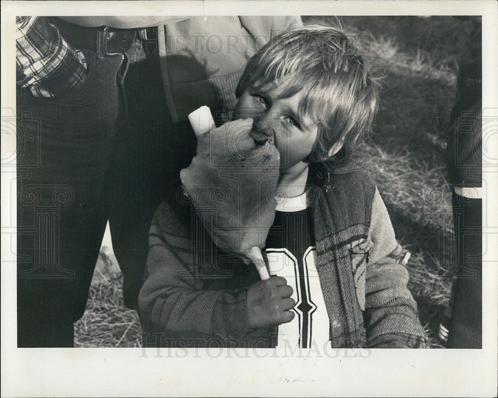 1975 Press Photo Zackery Lloyd Eats Cotton Candy At Clyde Beatty-Cole Circus - Historic Images