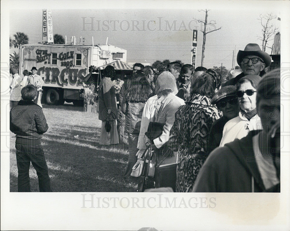 1975 Press Photo People Line Up For The Clyde Beatty-Cole Brothers Circus - Historic Images