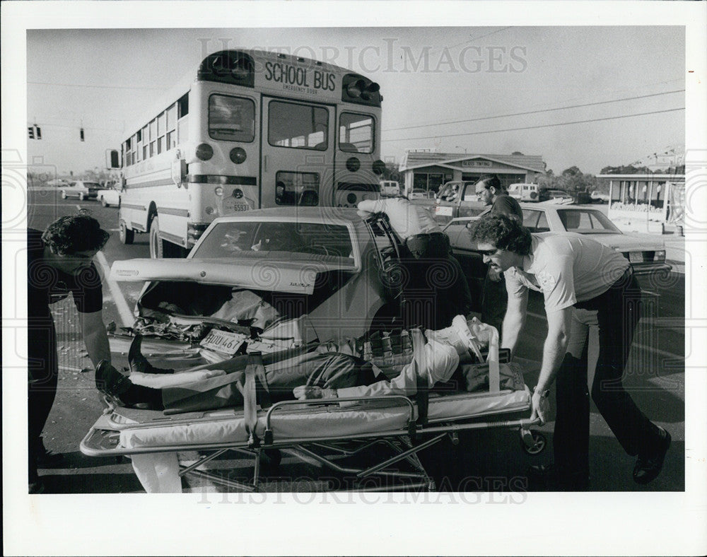 1985 Press Photo Automobile Car Accident School Bus New Port Richey Florida - Historic Images