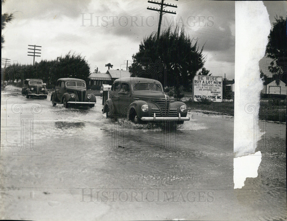 Press Photo City Street Flooding Storm Damage Progress Dark Clouds Hurricane - Historic Images