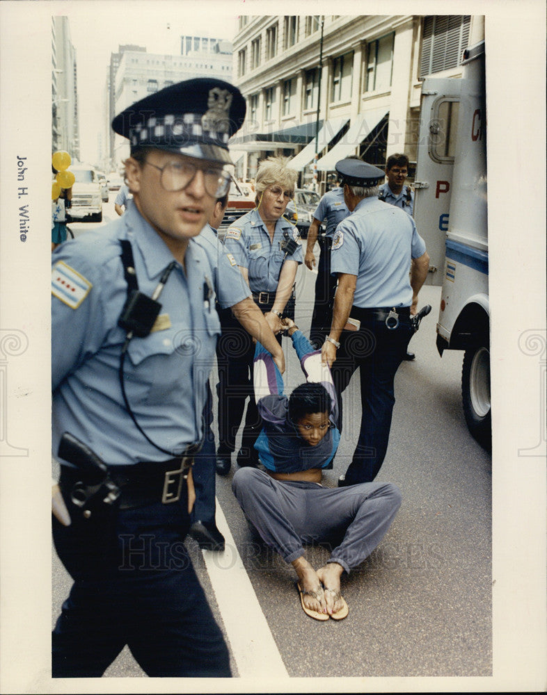 1990 Press Photo Chandra Taylor Arrested for Hitting Police Officers - Historic Images