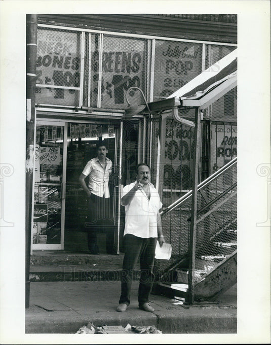 1985 Press Photo L Super Low Store Workers Ordering Photographers Away - Historic Images