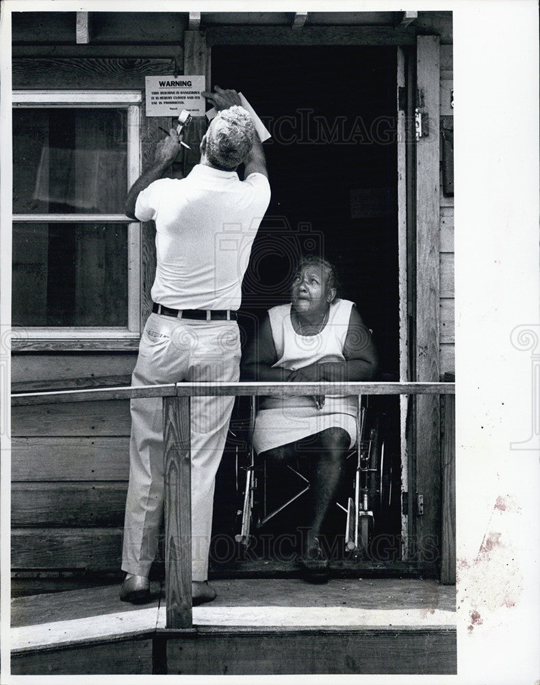 1977 Press Photo Dick Bell City Building Inspector Puts Warning Up - Historic Images