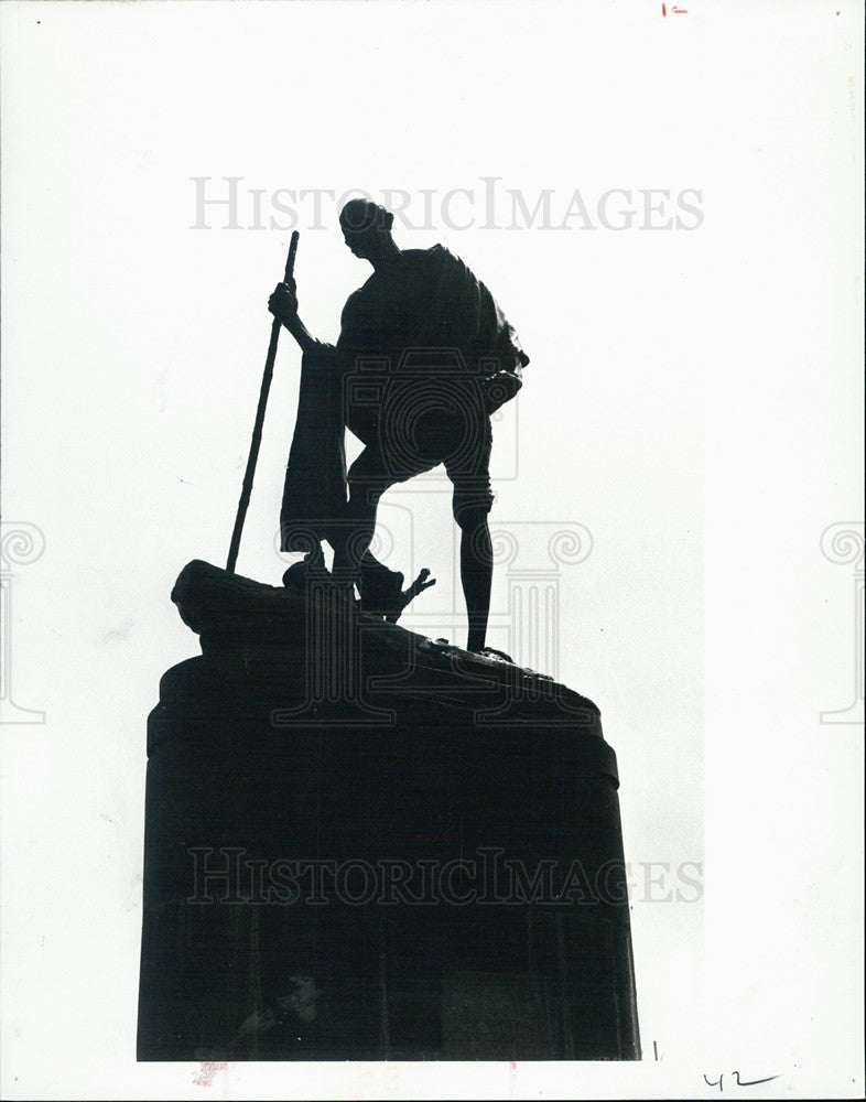 1983 Statue of Gandhi with walking stick, Madras, India - Historic Images