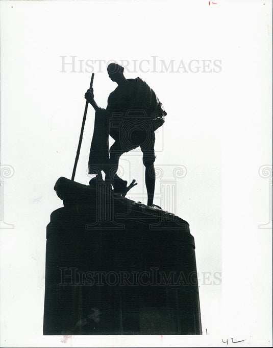 1983 Statue of Gandhi with walking stick, Madras, India - Historic Images
