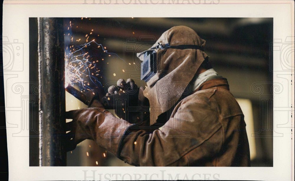 Press Photo Factory Welder - Historic Images