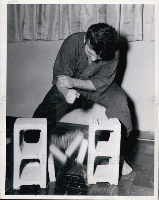 1962 Press Photo Douglas Dwyer Demonstrates Karate Move By Breaking Three Bricks - Historic Images