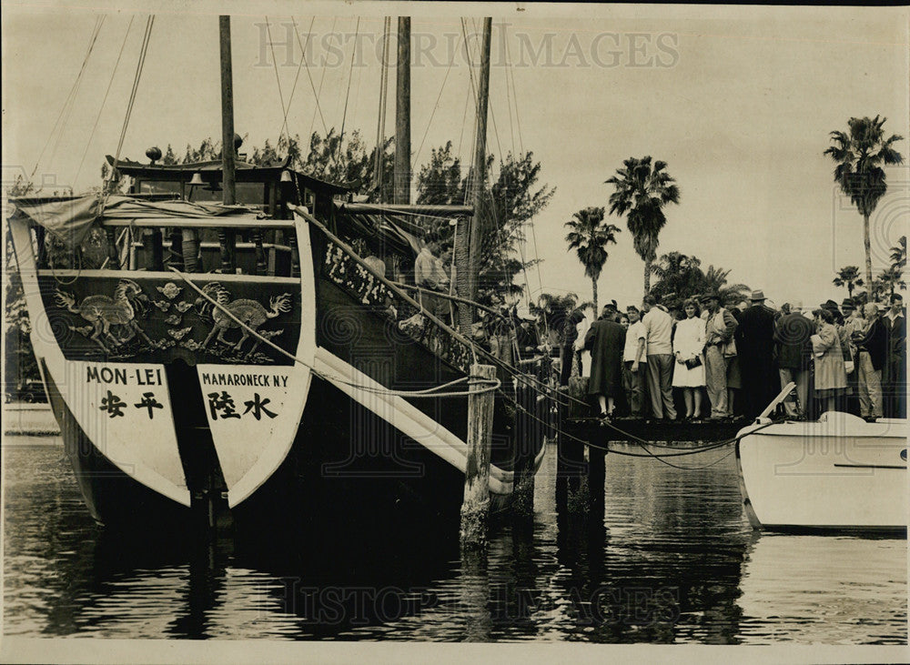 1947 People Trying To Get On Boat Mon LEi - Historic Images