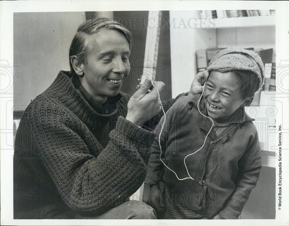 Press Photo Dr. McKinnon at Sherpa Hospital in Nepal - Historic Images