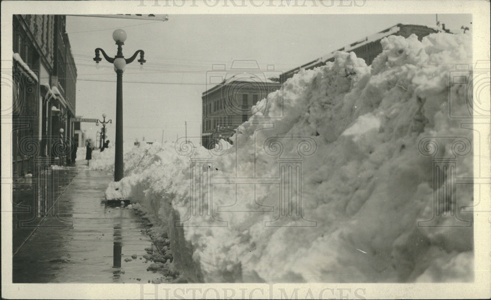 1927 Press Photo Snow Piles High of Sidewalks - Historic Images