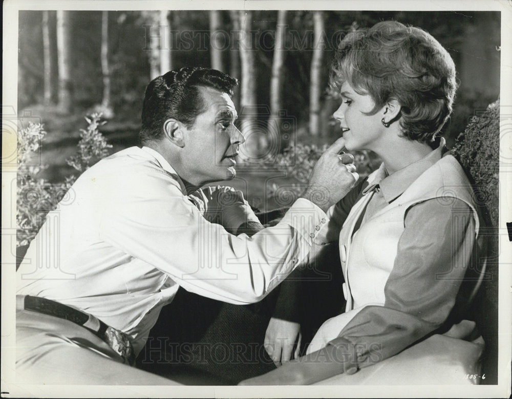 1963 Press Photo Actors, James Garner and Lee Remick in "The Wheeler Dealers" - Historic Images