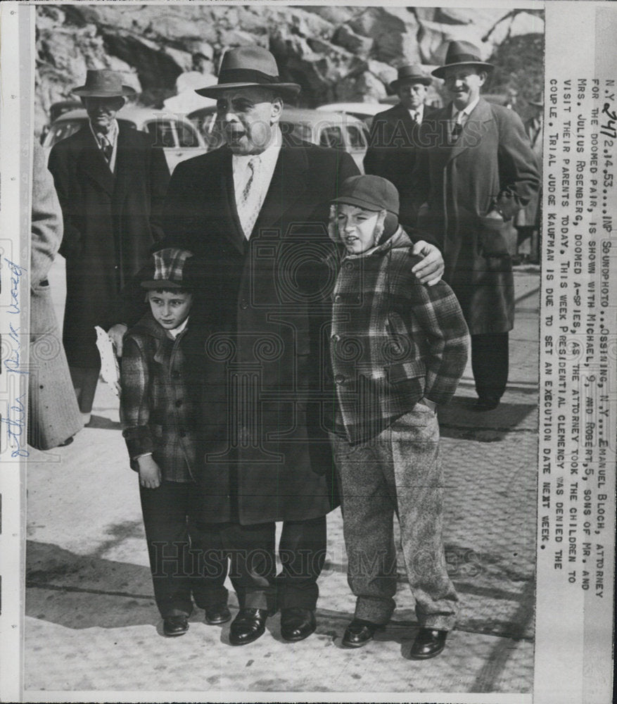 1953 Press Photo Emanuel Bloch  With Children of the Rosenburg Spies - Historic Images