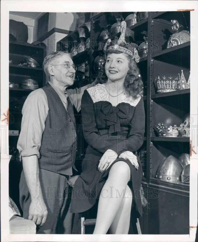 1946 Chicago Opera House Costumer Press Photo - Historic Images