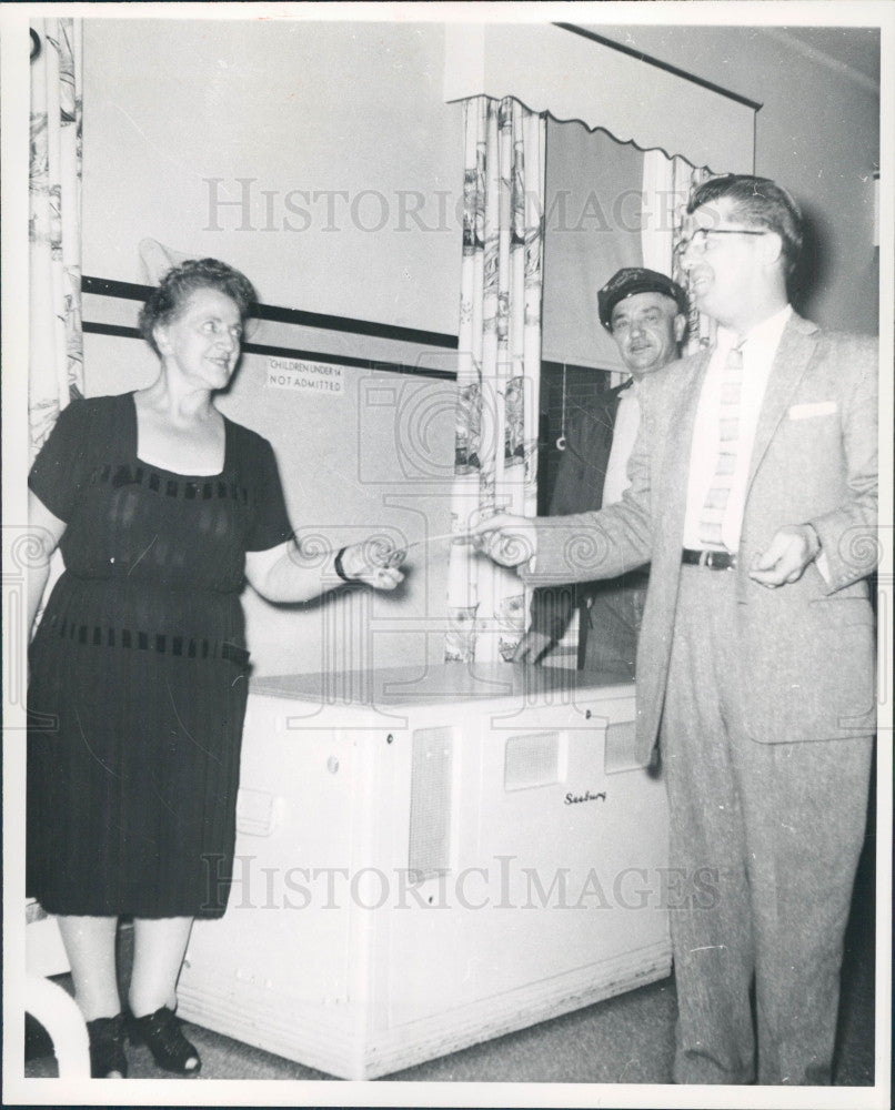 1958 Detroit Nurse Loretta Gibson Press Photo - Historic Images