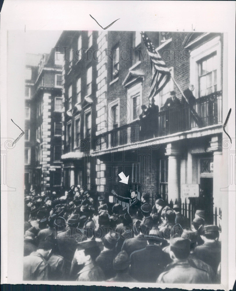 1946 GI Addresses Soldiers London Press Photo - Historic Images