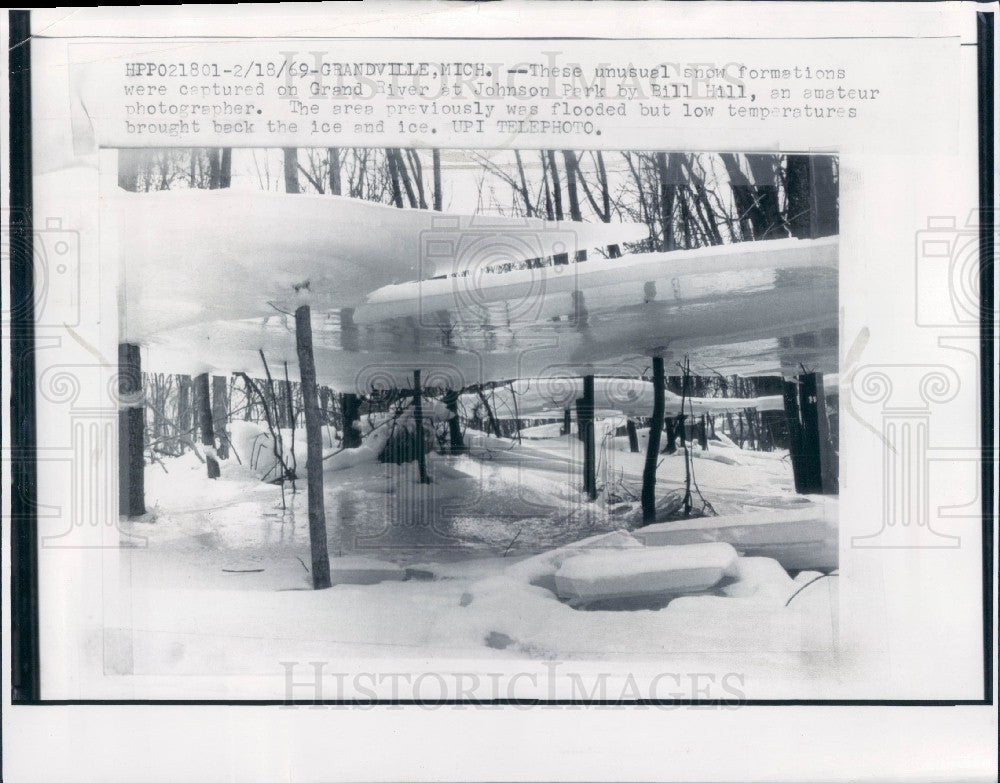 1969 MI Grand River Hovering Ice Press Photo - Historic Images