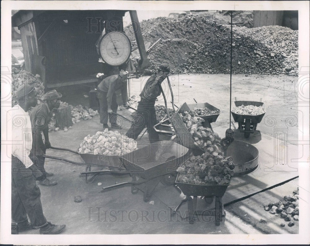 1950 Slag Making Wool Mineral Press Photo