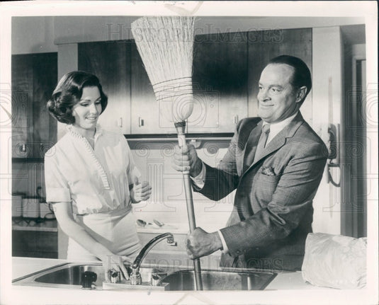 1961 Actors Bob Hope & Paula Prentiss Press Photo - Historic Images