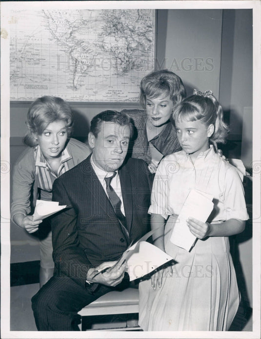 1960 Actors Tom Ewell Erskine Alberoni Press Photo - Historic Images