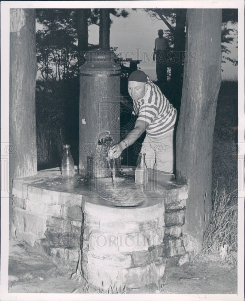 1946 Michigan Roadside Well Press Photo - Historic Images