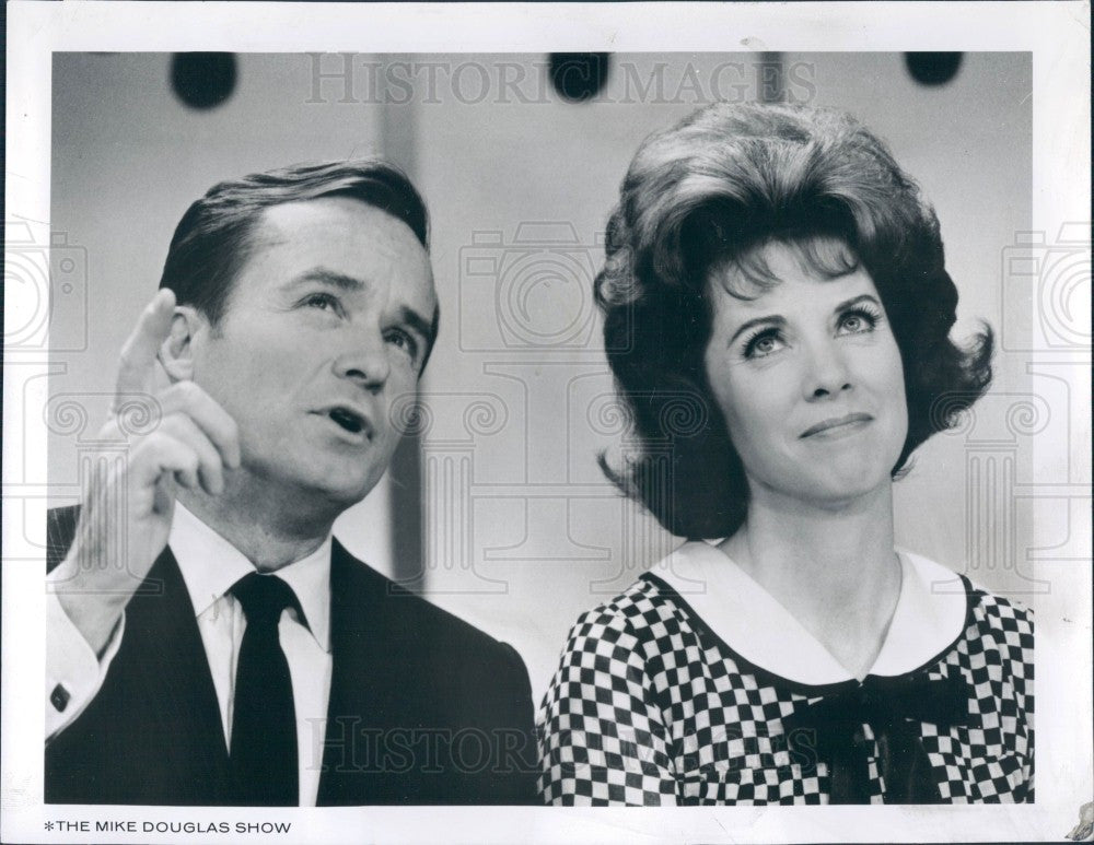 1969 TV Host Mike Douglas Carmel Quinn Press Photo - Historic Images