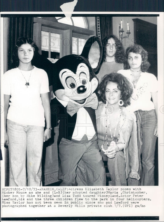 1973 Elizabeth Taylor & Mickey Mouse Press Photo - Historic Images