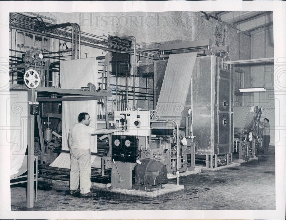 1949 Vat-Craft Corp Dyeing Fabric Press Photo - Historic Images