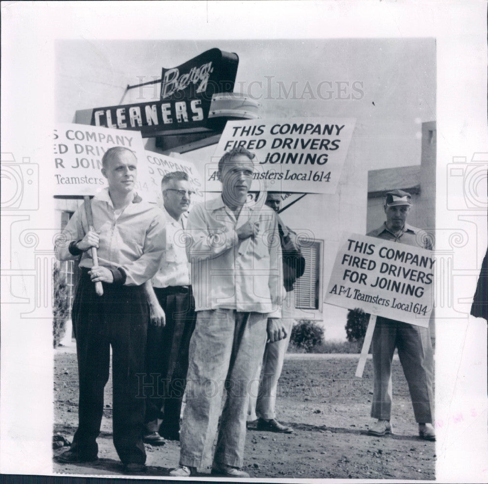 1955 Picketing Berg Cleaners Michigan Press Photo - Historic Images