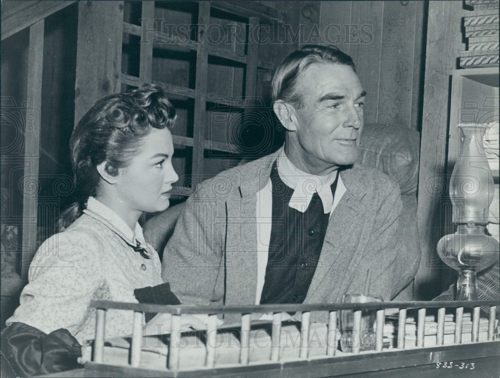 1957 Actors Randolph Scott Angie Dickinson Press Photo - Historic Images