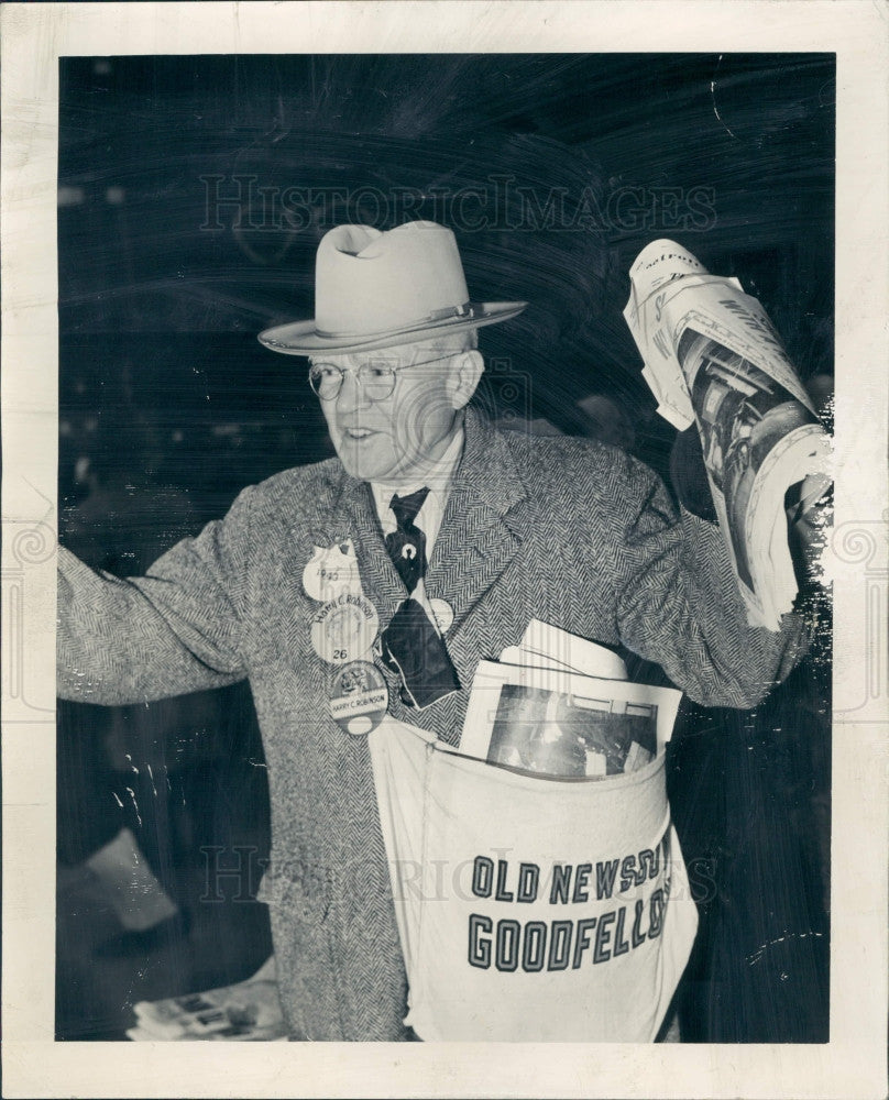 1945 Detroit Newspaper Vendor H Robinson Press Photo - Historic Images