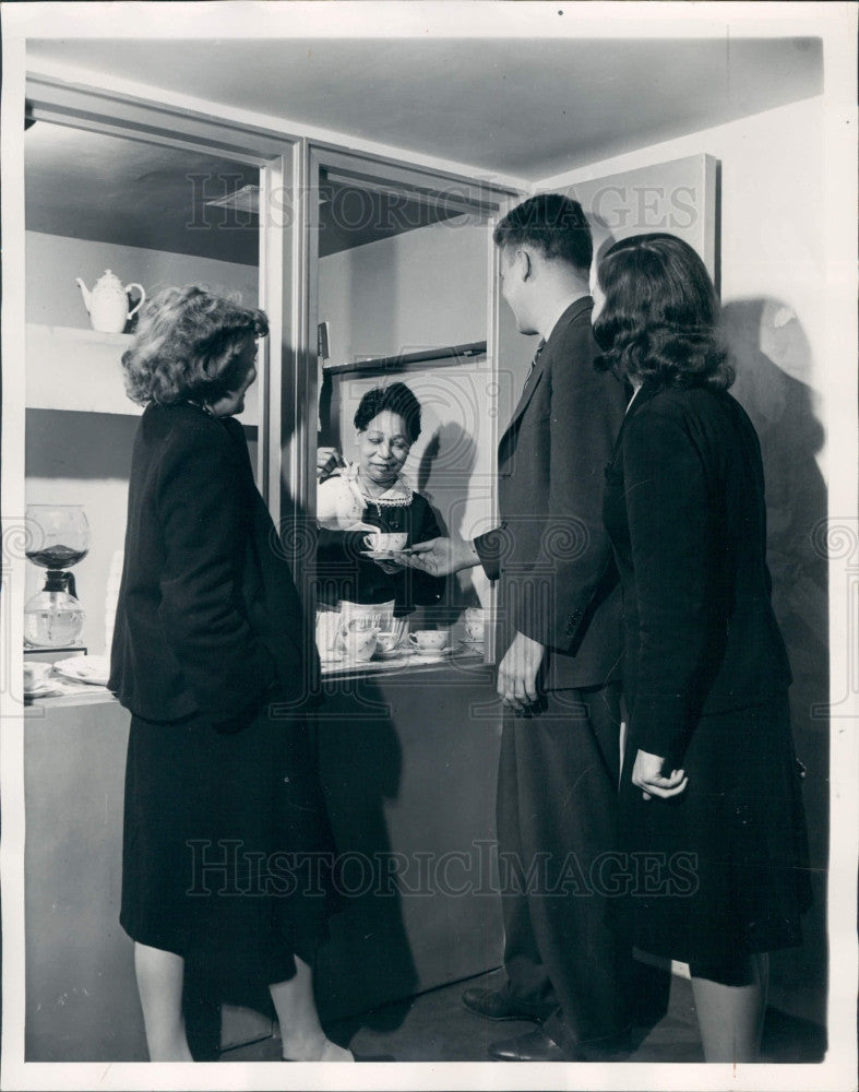 1946 Theatre Refreshments Press Photo - Historic Images