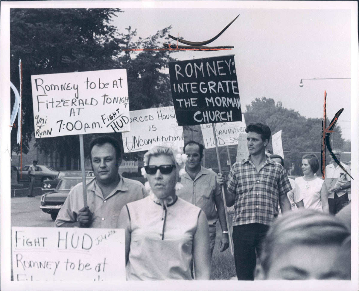 1970 Warren MI HUD Sec G Romney Protestors Press Photo - Historic Images