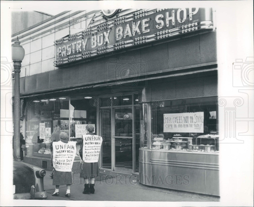 1961 Pastry Box Bake Shop Picketers Press Photo - Historic Images