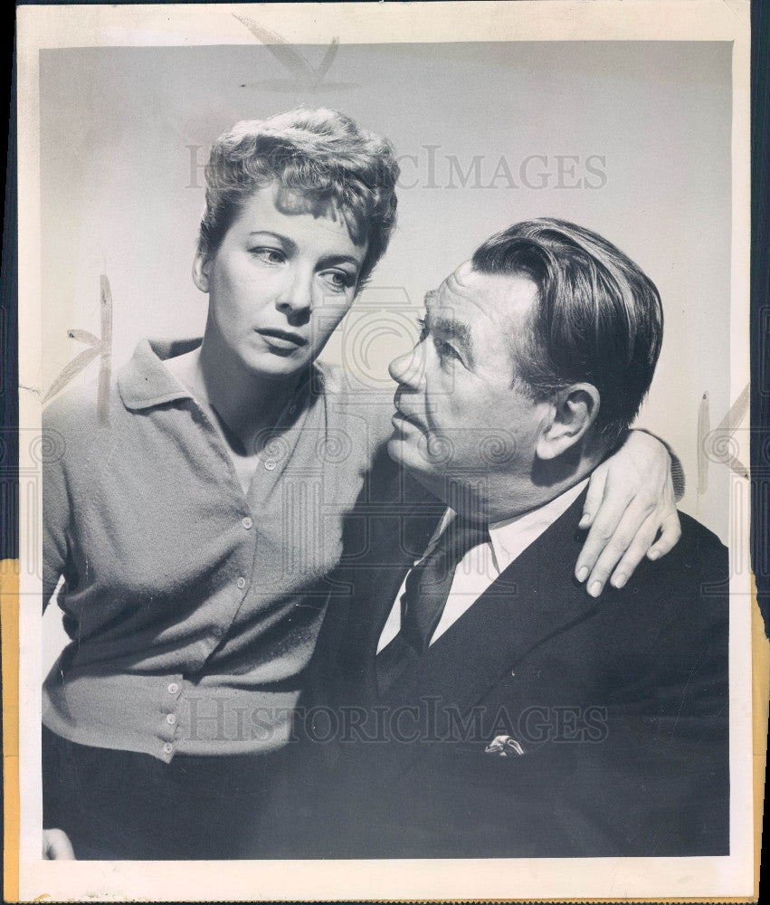 1957 Actors Joan Tetzel &amp; Oscar Homolka Press Photo - Historic Images