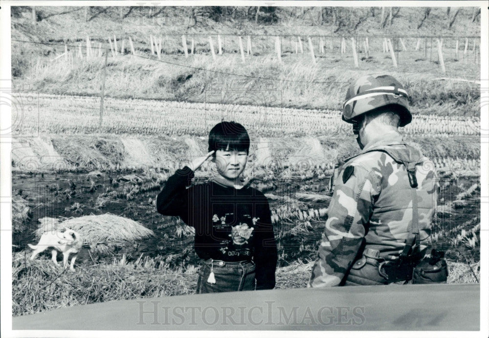 1990 Seoul S Korea Boy Salutes US Soldier Press Photo - Historic Images