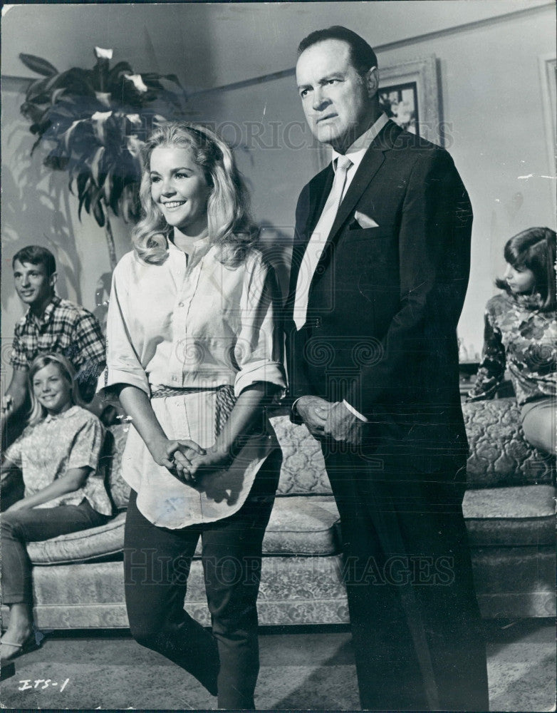 1965 Actors Bob Hope Tuesday Weld Press Photo - Historic Images