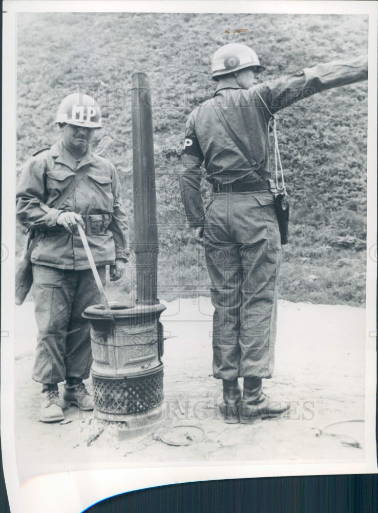 1951 Korean US Soldiers Warm Up Press Photo - Historic Images