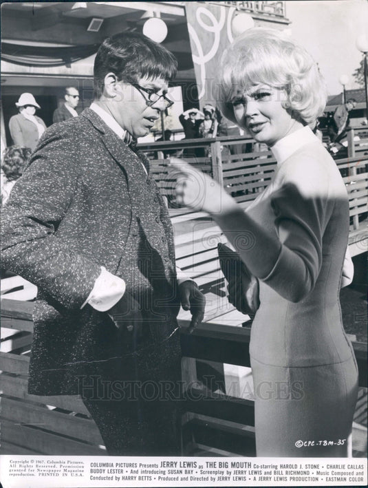 1967 Actors Jerry Lewis & Jeannine Riley Press Photo - Historic Images