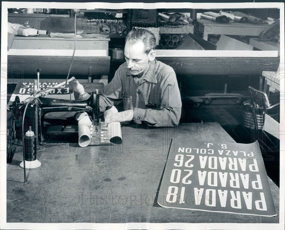 1958 Stretch Signs Press Photo - Historic Images