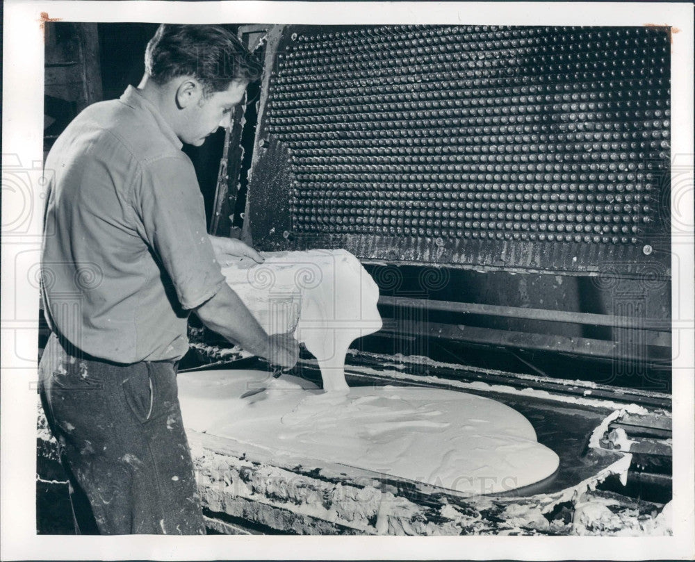 1947 Making Foam Rubber Press Photo - Historic Images