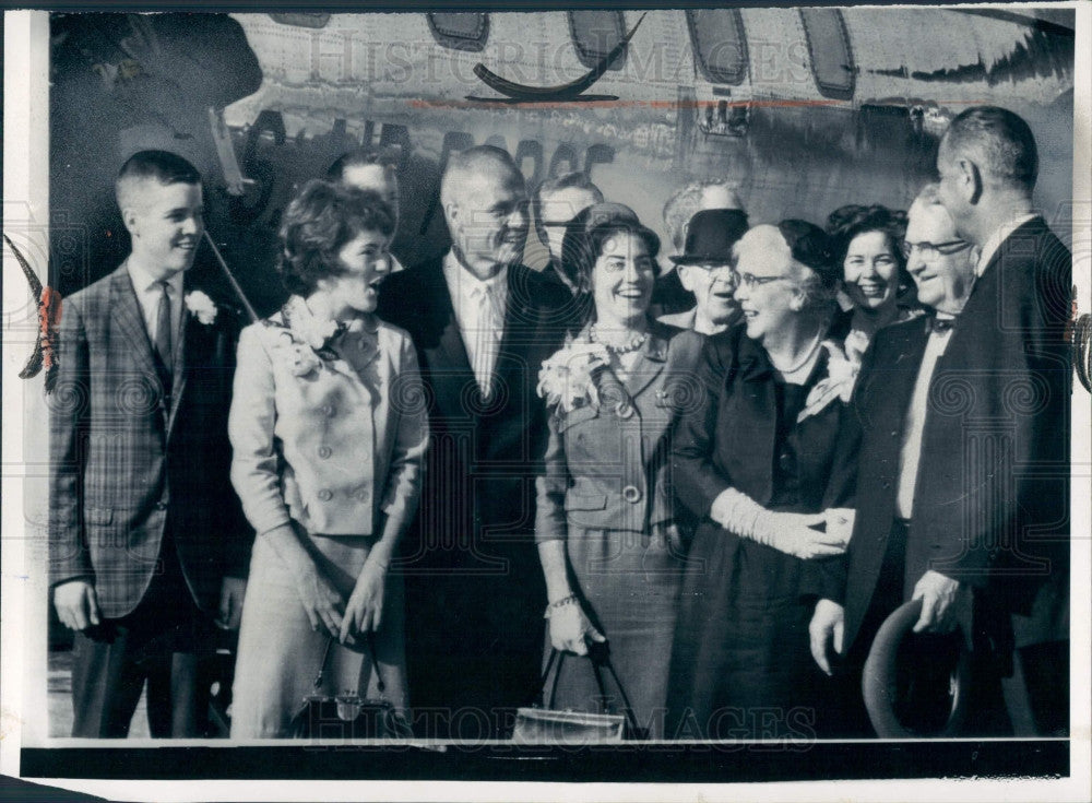 1962 VP Johnson John Glenn &amp; Family Press Photo - Historic Images